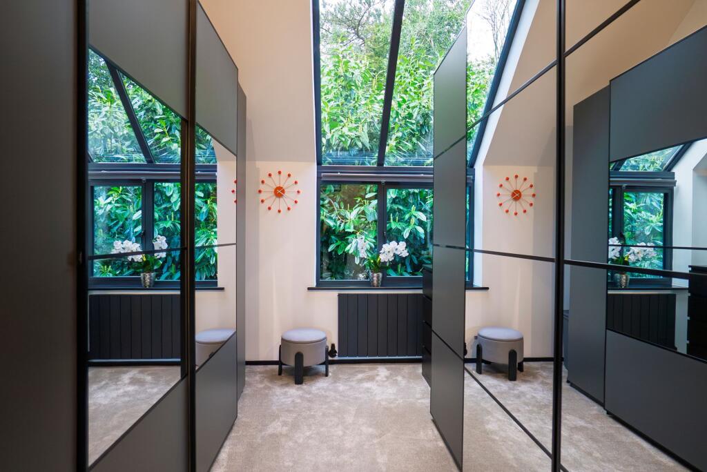 Bedroom 4/ dressing room
