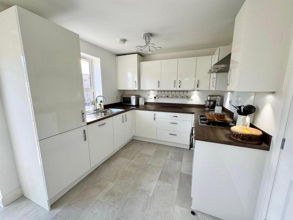 Kitchen 2.jpg