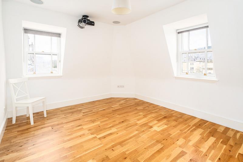 Top-Floor-Apartment-_e901-f033-d702-40dd-b870-aaf9