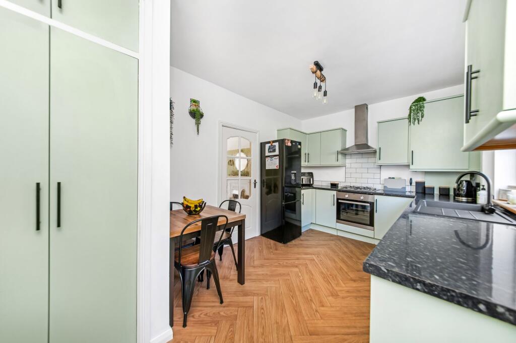 OPEN-PLAN DINING KITCHEN