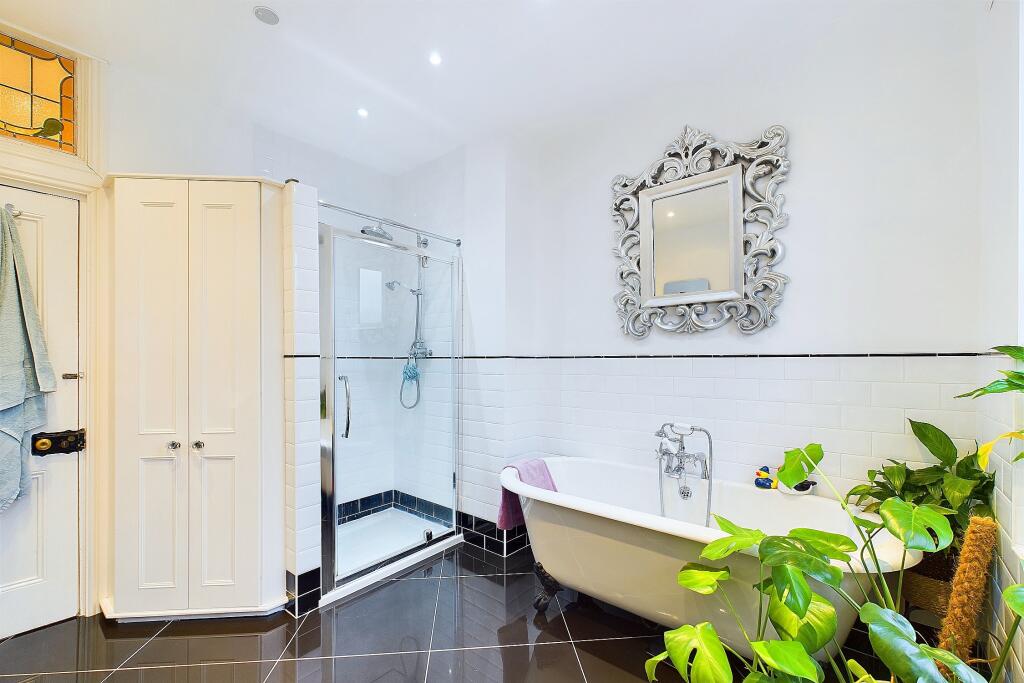 CAM04201G0-PR0052-STILL025