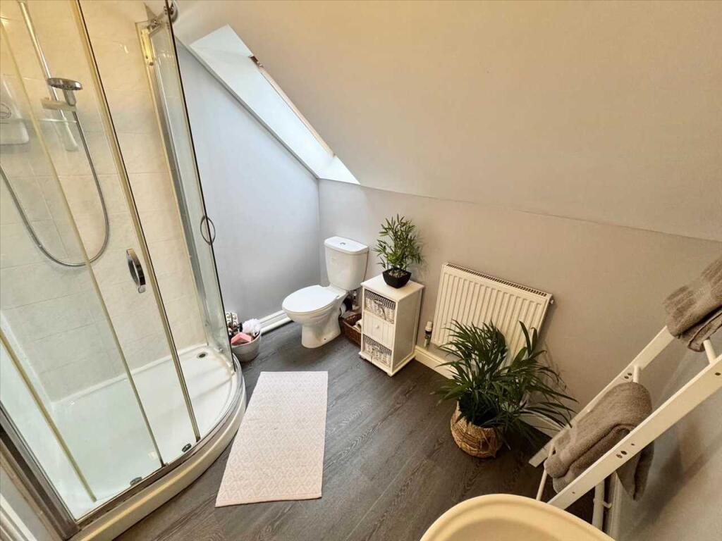 EN-SUITE SHOWER ROOM