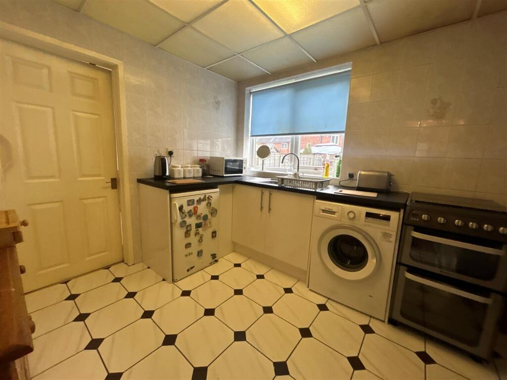 Kitchen 2.jpg
