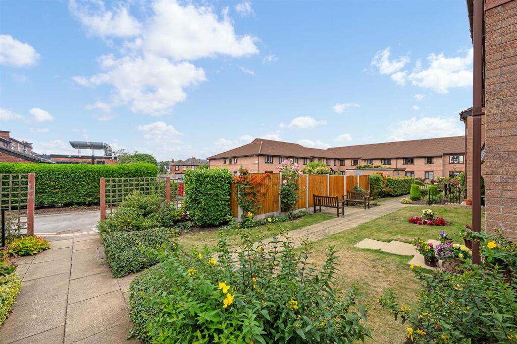 26 Oulton Court External-4.jpg