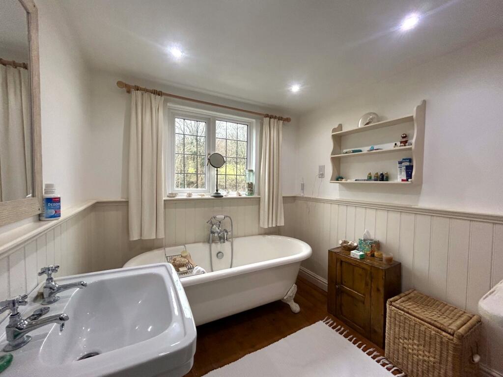 Bath and Shower Room pic3