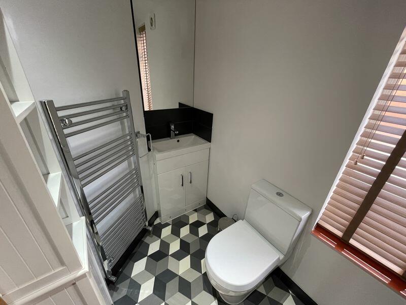 Family Shower Room (b)