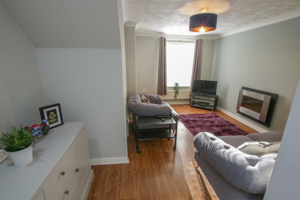 LOUNGE/ DINING AREA