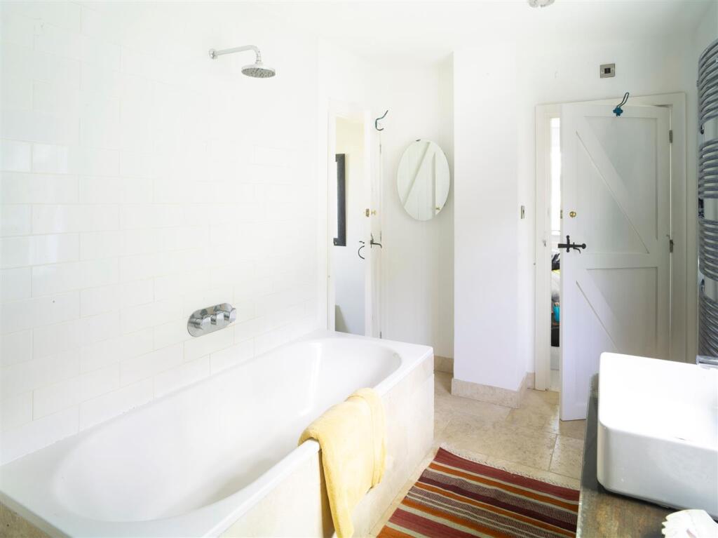 Bathroom_2.jpeg