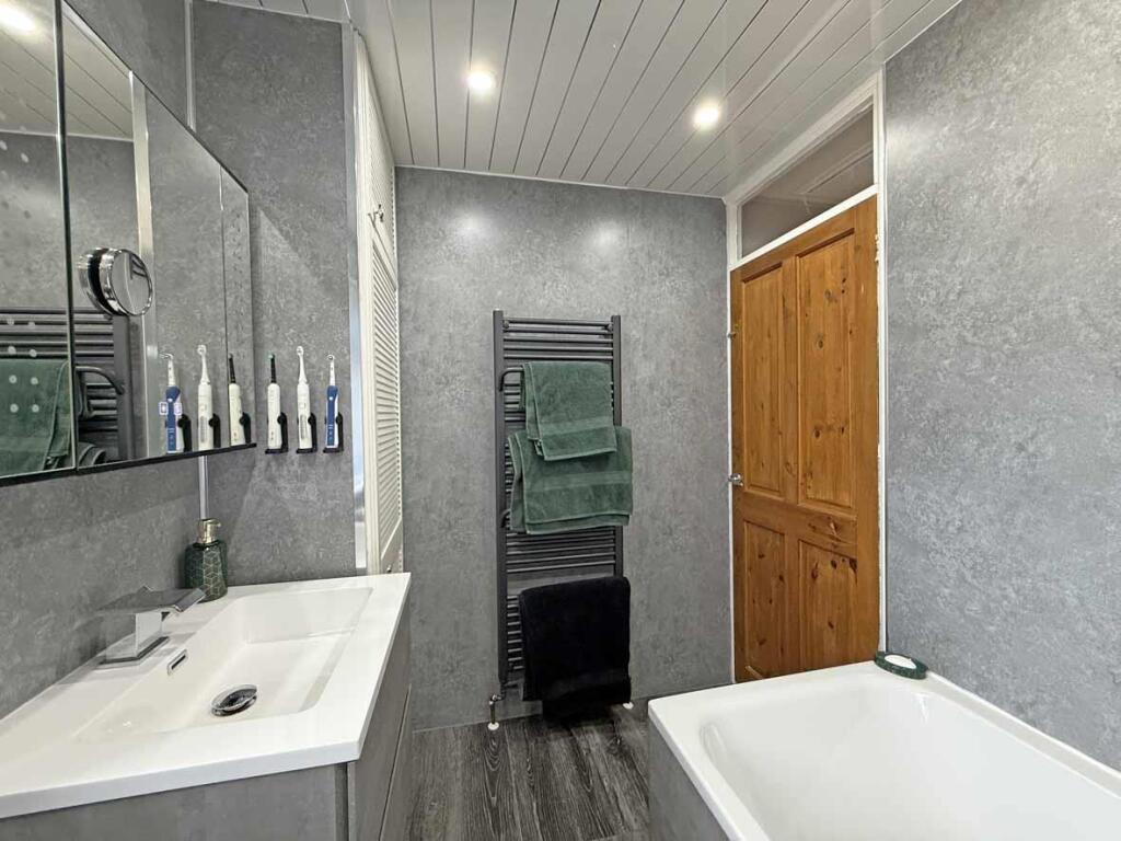 Humber Close 33 - Bathroom 2.jpg