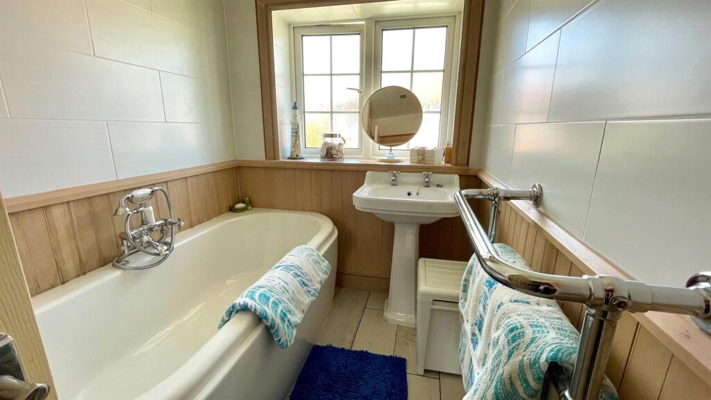 TILED 2 PIECE BATHROOM