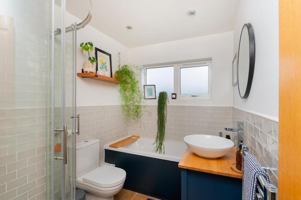 0M1RFS - Bathroom C.jpg