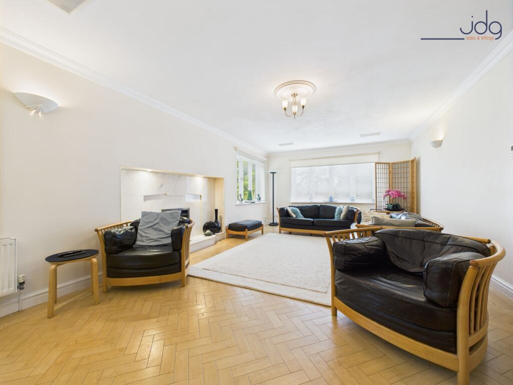 Impressive Size Lounge