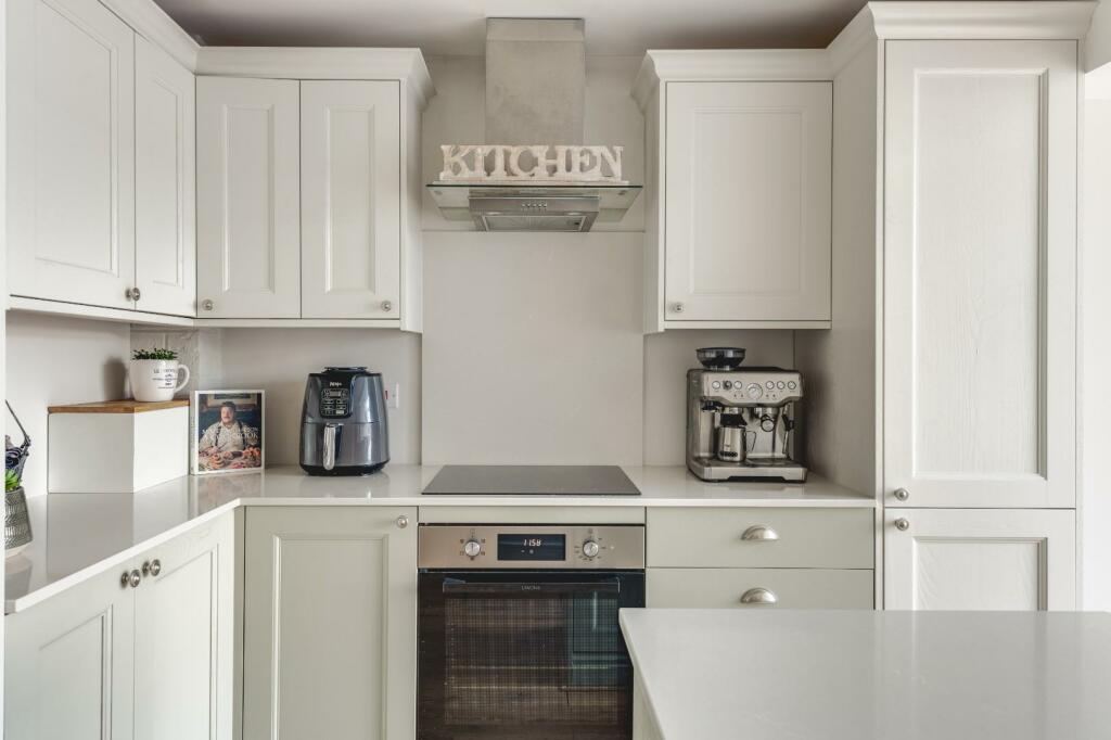 90 High St Kitchen-1.jpg