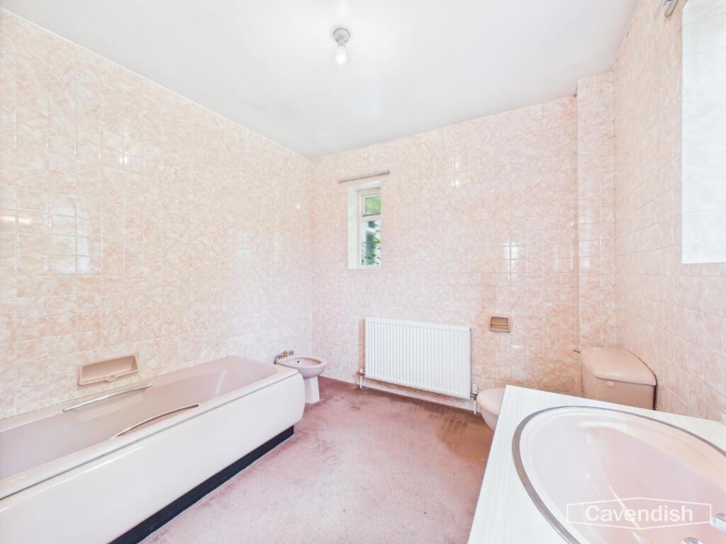 EN-SUITE BATHROOM