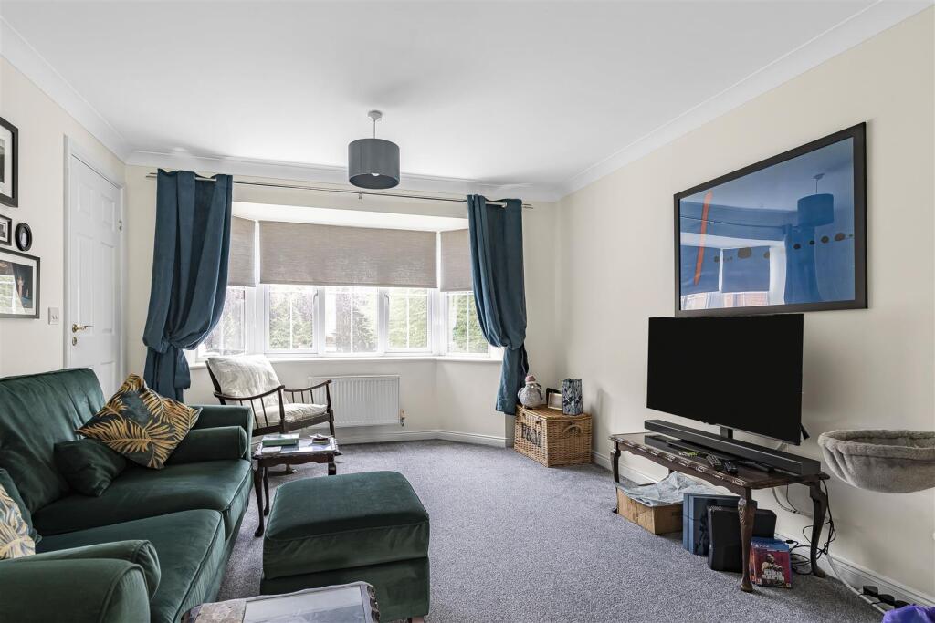 16 Iron Duke Close