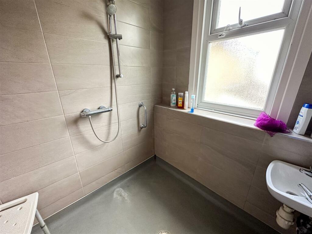 SHOWER ROOM