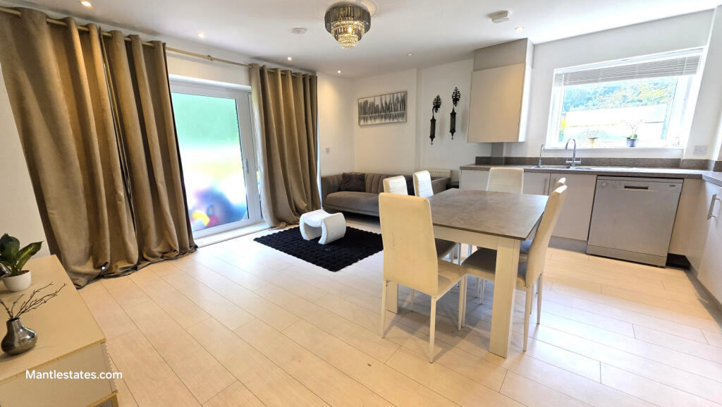 LOUNGE - KITCHEN