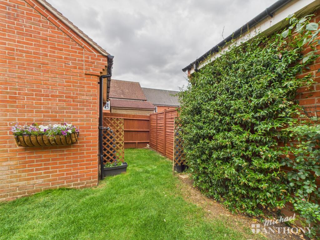 CAM03218G0-PR0735-STILL018