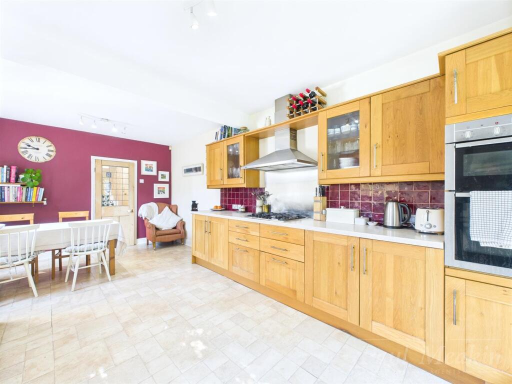 Kitchen/ Breakfast Room