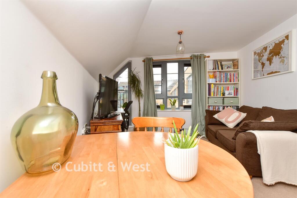 Kitchen / Lounge / Diner