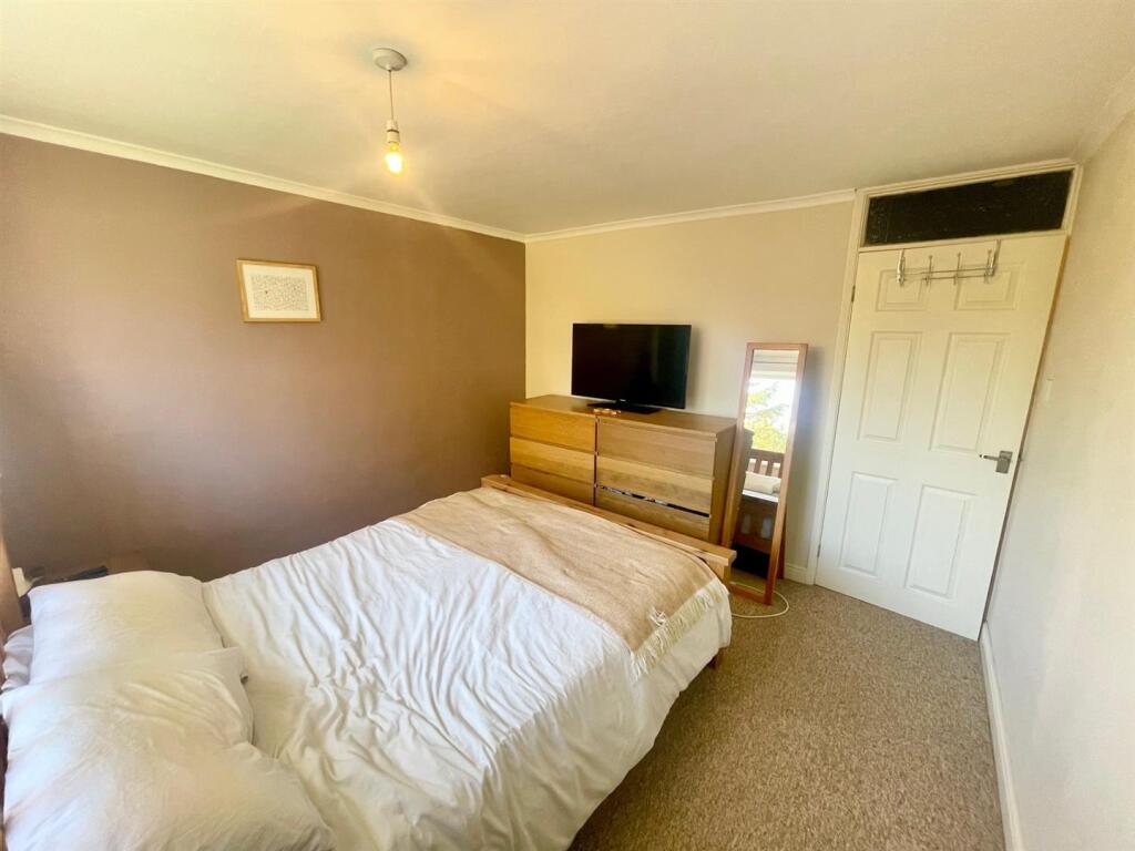 Bedroom 1.jpg