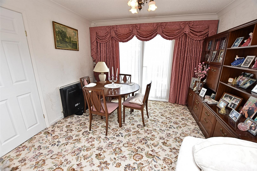 LOUNGE DINING ROOM