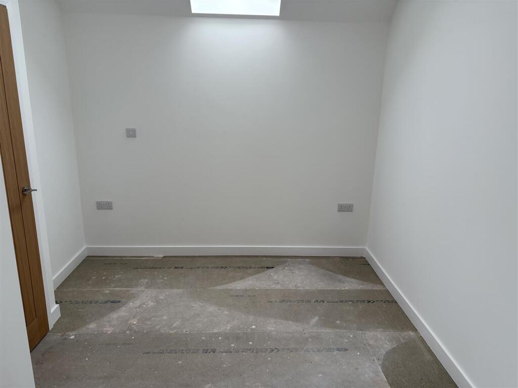 Master bedroom 1.jpg