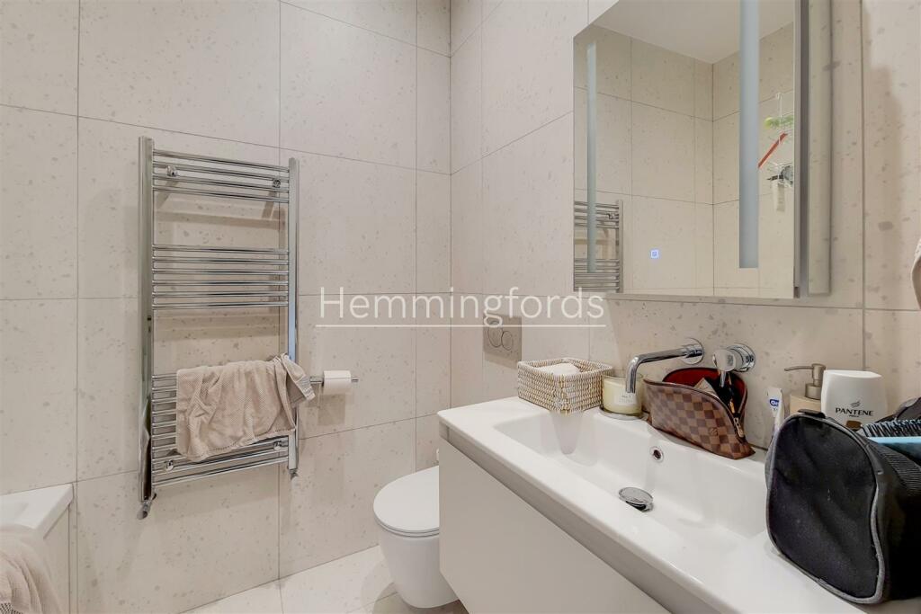 5_Bathroom-0.jpg