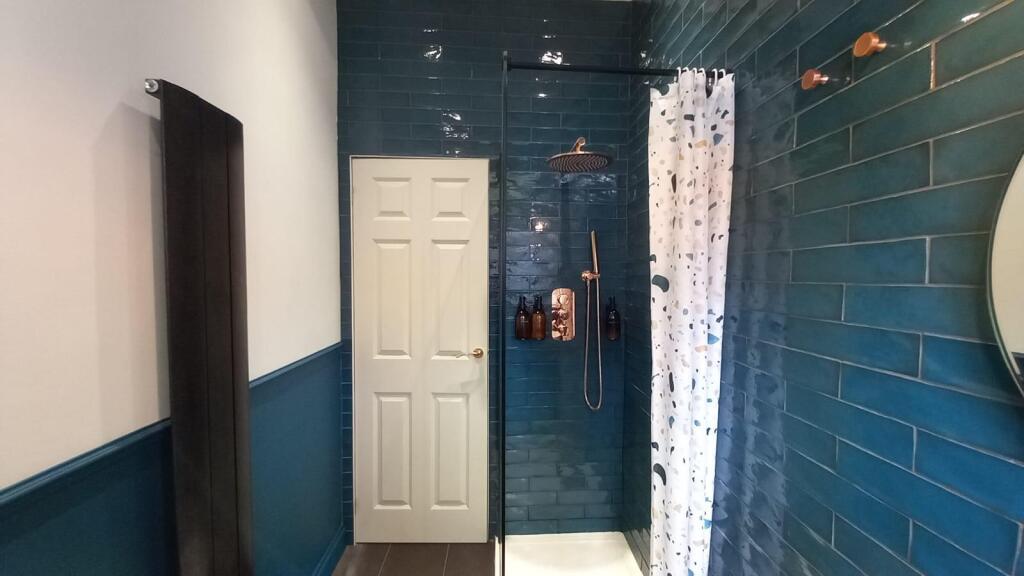 bathroom 1.jpg