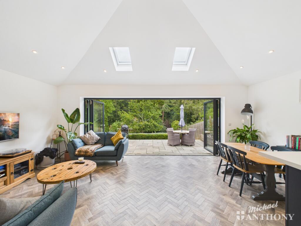 CAM02773G0-PR0362-STILL026