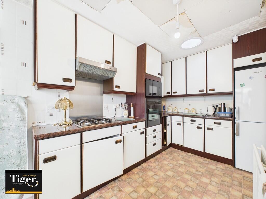 CAM02176G0-PR0585...