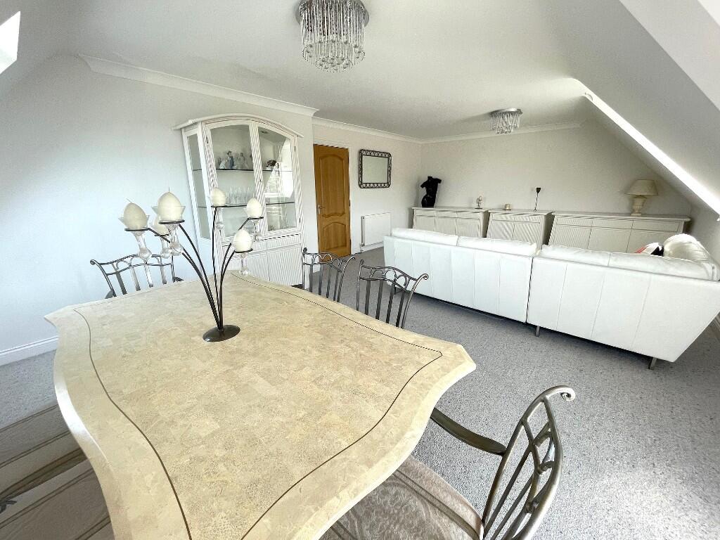 Dining/lounge