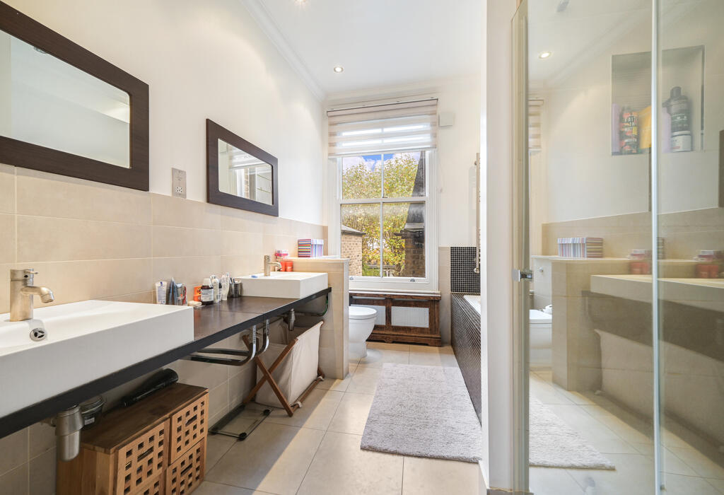 Main bathroom (en-suite)