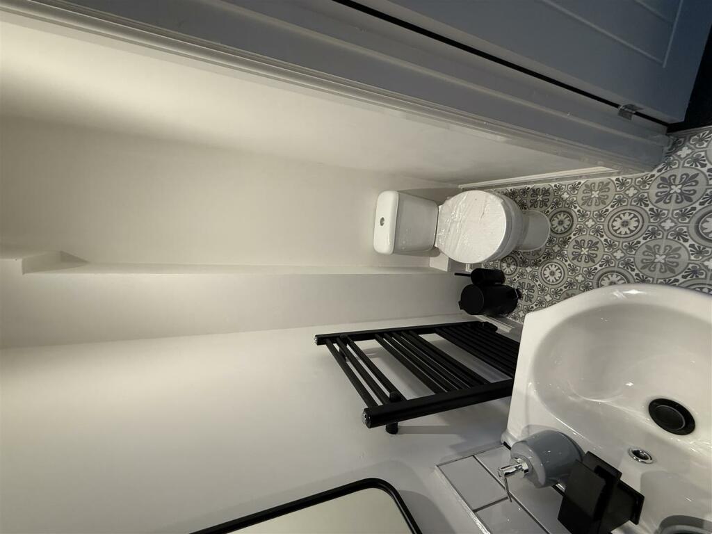 R1 Ensuite Bathroom Pic 2.JPG