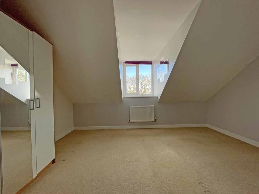 Cobham Close 31 Bed 2.jpg