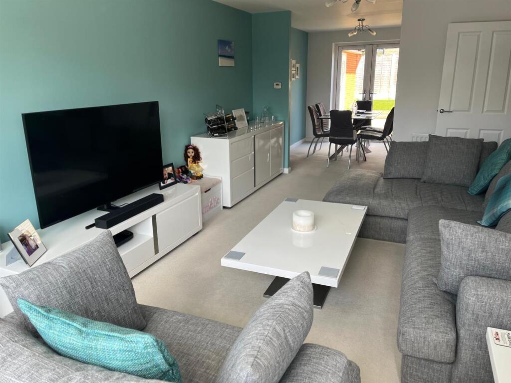 LOUNGE/DINING ROOM