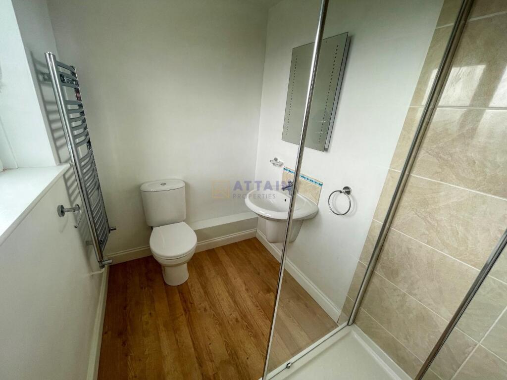 En-suite to Bedroom 3.jpg
