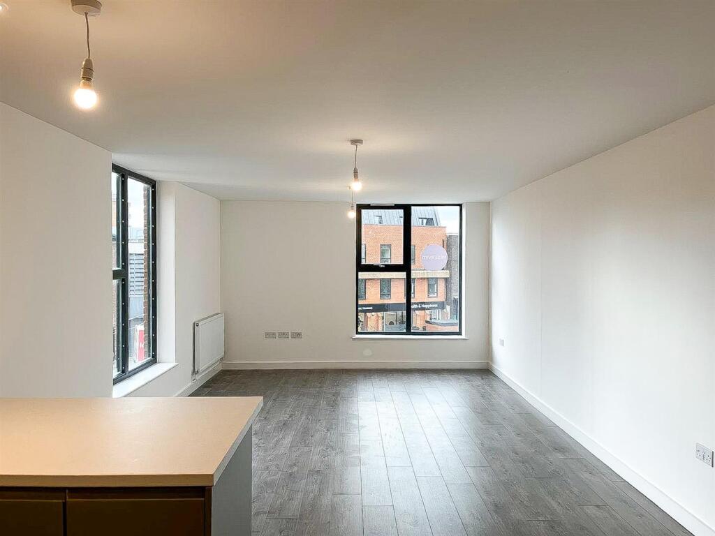 7 Crescent living room.jpg