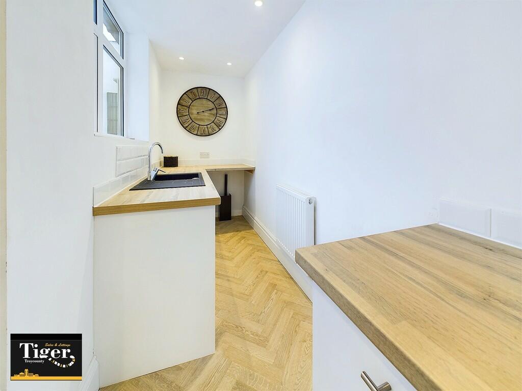 CAM02176G0-PR0353...