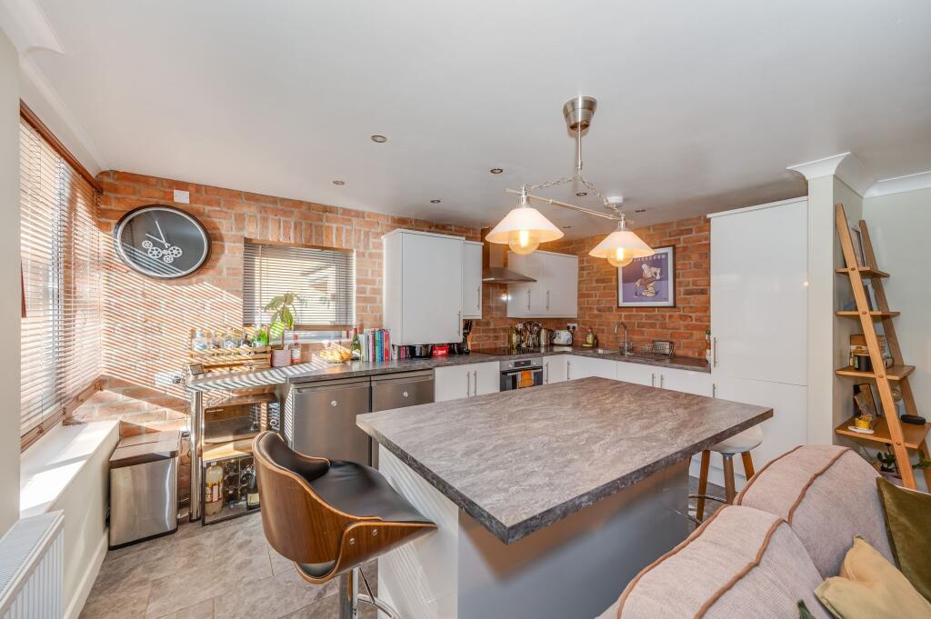 OPEN PLAN KITCHEN/LOUNGE