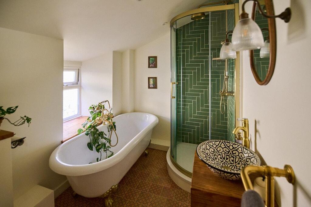 BA15_2HG BATH 1 LO RES_.jpg