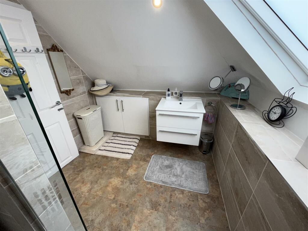 En Suite Shower Room Aspect 2