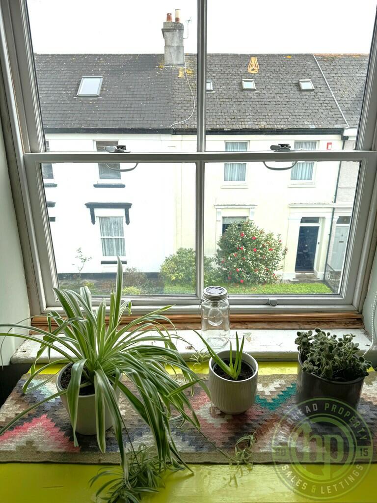 Main Bedroom Wind...