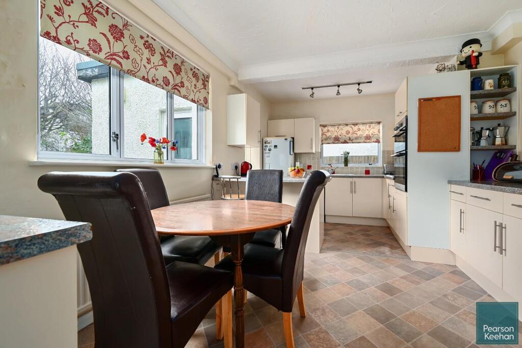 8 Park Avenue, BN3 (23).jpg