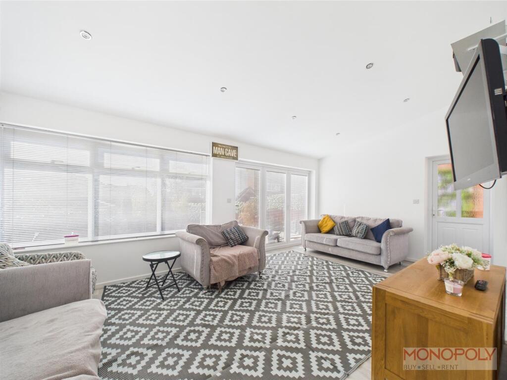 GARDEN ROOM/ FAMILY ROOM