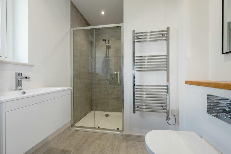 En suite shower room (7a)