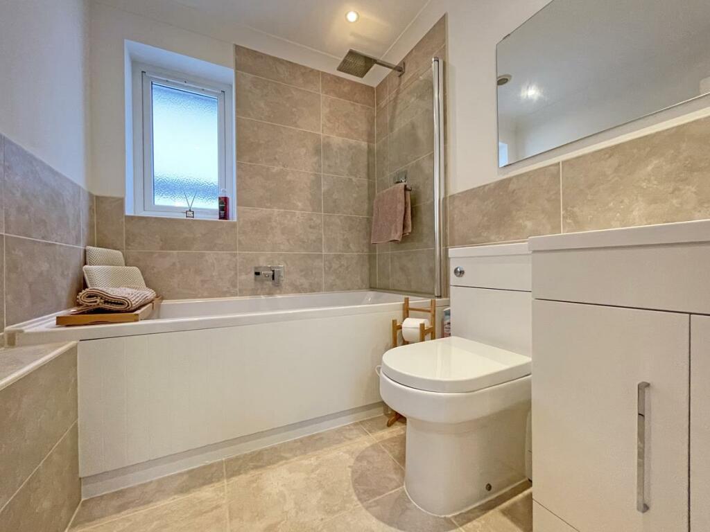 Moat Park 15 Family Bathroom...jpg