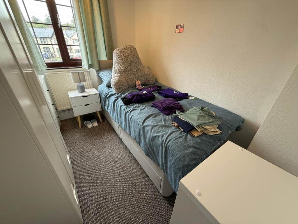 SINGLE BEDROOM