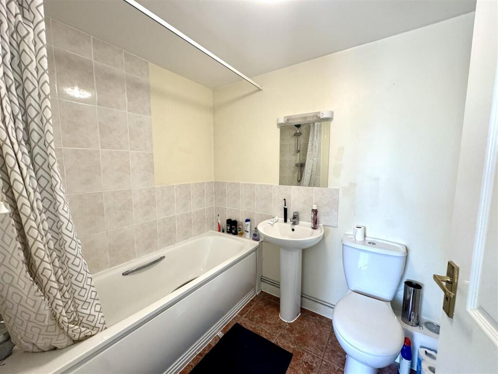 EN-SUITE BATHROOM