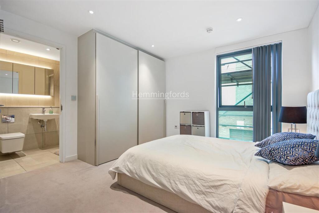 13-76849 - AM - Flat 2, 3 Ann street N1 7 FF-39-lo